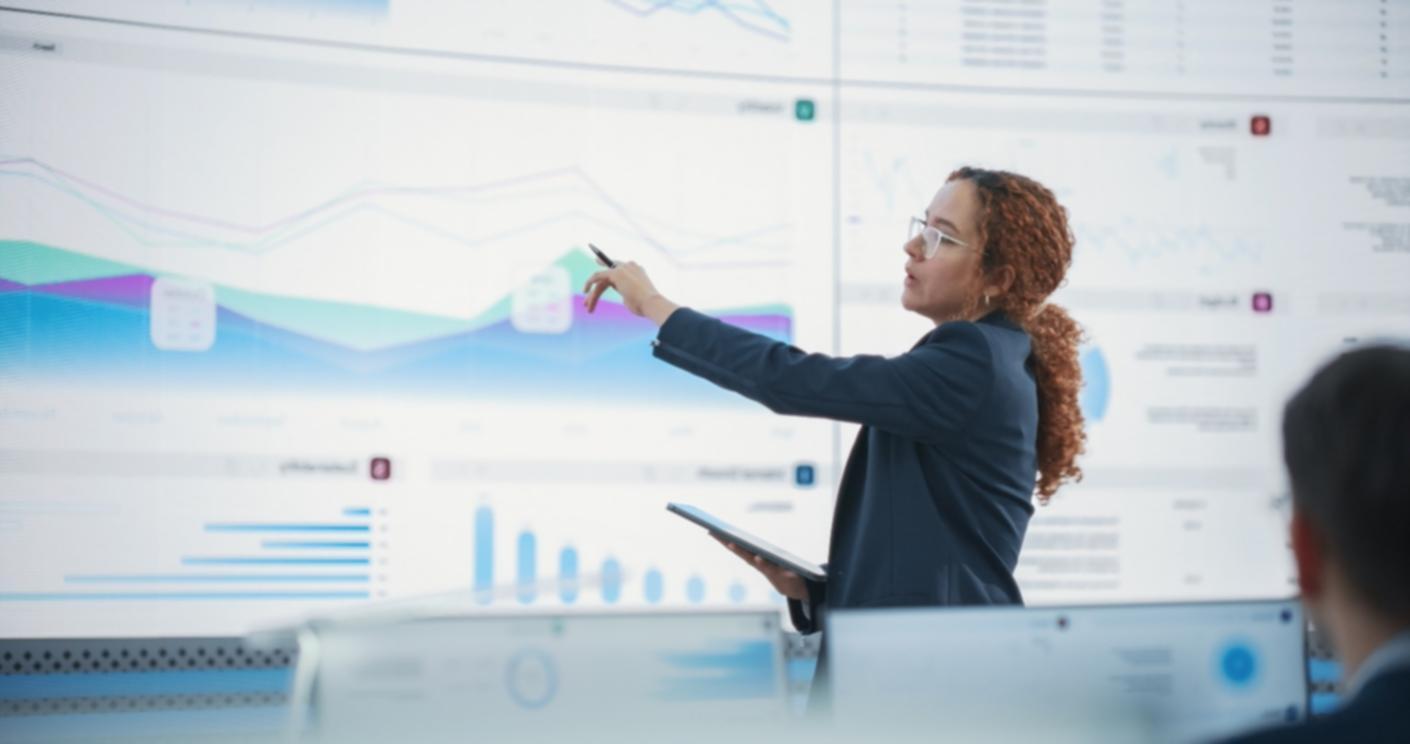 Analyse de données financières sur plusieurs écrans montrant les tendances saisonnières des marchés