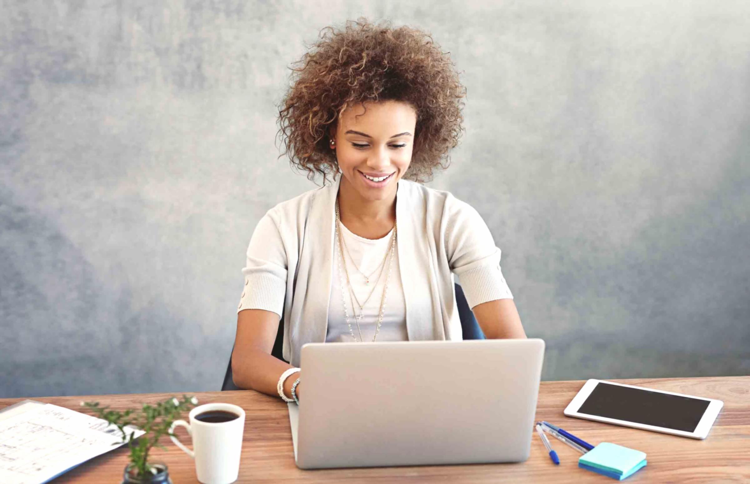 Salle de formation moderne avec participants analysant des graphiques financiers