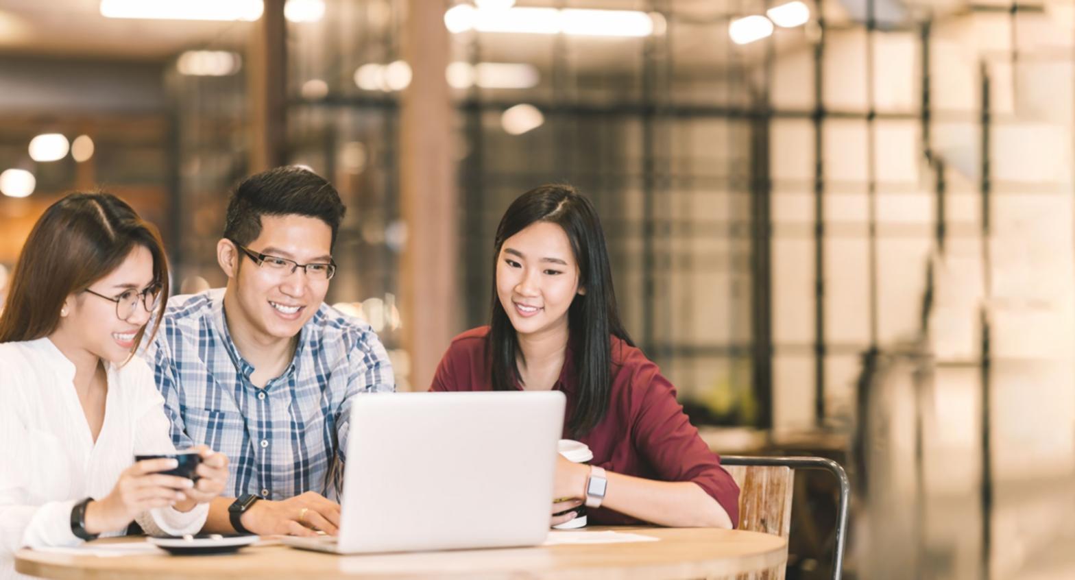 Espace de travail organisé avec lumière naturelle pour l'apprentissage à distance
