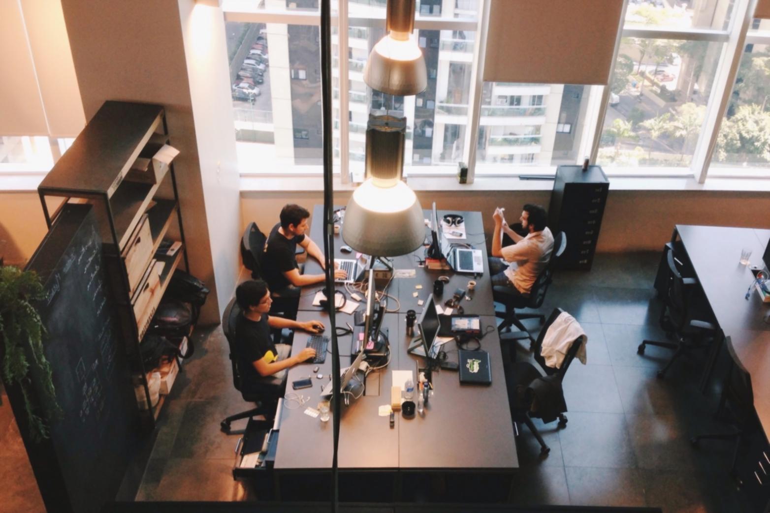 Session d'analyse pratique avec des graphiques financiers et outils d'investissement saisonnier